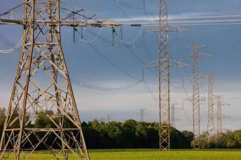 張卓洋絕對算得上是電動汽車的鐵桿粉絲， 2014 年 9 月，比亞迪和戴姆勒合資推出的騰勢 電動汽車剛剛上市，他便成為首批車主。到今天， 駕駛電動汽車近 3 年，張卓洋的用車體驗不斷 發(fā)生著變化