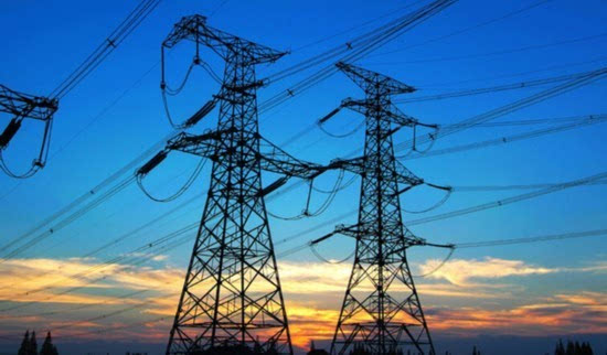 在日常生活中，我們享受著電力帶給我們的便利，夏天坐在空調(diào)房里面避著炎熱天氣，告別炎熱，用著各種電器，方便我們的生活，讓生活更加的清潔，便利。在晚上可以看見車水馬龍，各種霓虹彩燈閃閃發(fā)光，照亮了整個(gè)夜空