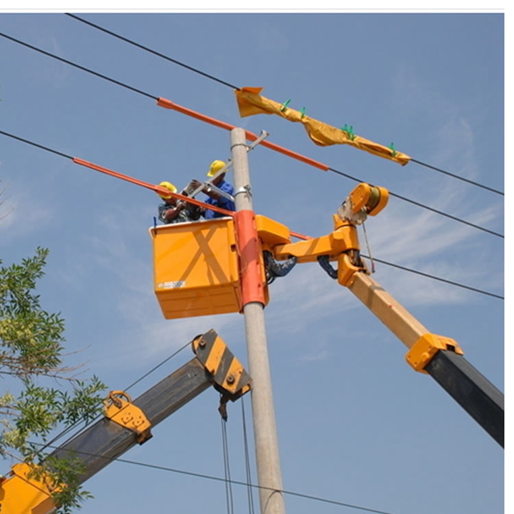 今年9月，浙江湖州首次運(yùn)用激光遠(yuǎn)程異物清除儀成功消除1000千伏特高壓輸電線路模擬導(dǎo)線異物，這在國(guó)內(nèi)尚屬首例。據(jù)介紹，大風(fēng)天氣可能發(fā)生塑料膜、遮陽(yáng)膜、漁網(wǎng)等異物纏繞、懸掛在輸電線路導(dǎo)線上的問(wèn)題，易導(dǎo)致線路絕緣性能大大降低，引發(fā)輸電線路短路，造成停電