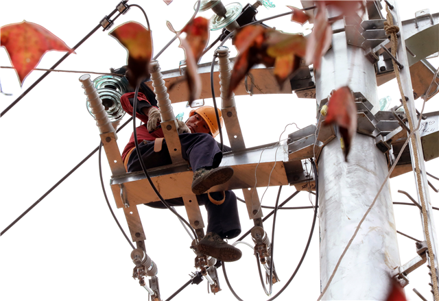 
            	隨著元旦和春節(jié)腳步的日漸臨近，衢州市電力部門也迎來(lái)了迎峰度冬的關(guān)鍵時(shí)期。連日來(lái)，衢州供電公司科學(xué)安排、精心組織，多措并舉全面筑牢電網(wǎng)迎峰度冬的“安全堤壩”