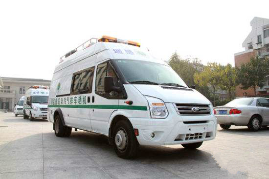 　　12月29日，海南?？谑行虏少彽臋C動車排氣污染遙感監(jiān)測車正式投入使用，路過該車附近的機動車在一秒內(nèi)可被監(jiān)測出排放是否達標。  (圖片來自網(wǎng)絡(luò)，侵刪) 　　在現(xiàn)場看到，整套監(jiān)測設(shè)備總共分為3個部分