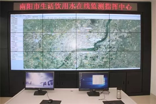 　　2017年12月27日上午，河南南陽市生活飲用水在線監(jiān)測系統(tǒng)投入使用，這是河南省落成實施的生活飲用水在線監(jiān)測項目。南陽市衛(wèi)計委副主任王志昂、監(jiān)督科科長宋萬新、南陽市衛(wèi)生計生監(jiān)督局全體班子成員及相關(guān)科室人員參加了啟動儀式