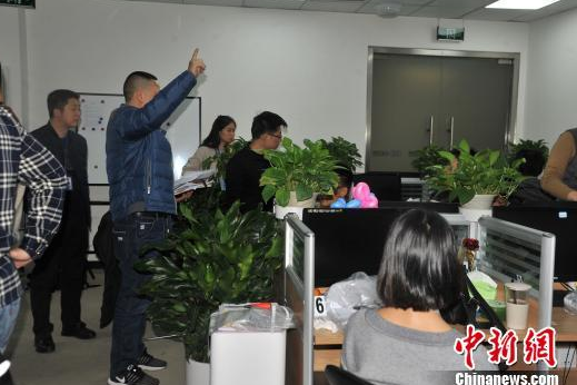 
            	12月31日，記者從重慶市公安局刑偵總隊(duì)了解到，近日當(dāng)?shù)鼐匠晒ζ偏@一起以貸款為名實(shí)施詐騙的特大電信網(wǎng)絡(luò)詐騙案，全國(guó)各地1000多人被騙，涉案金額2000多萬(wàn)元。警方稱，這是一個(gè)以零首付購(gòu)車或貸款為名，誘使受害人繳納開卡費(fèi)、激活費(fèi)等費(fèi)用的騙局