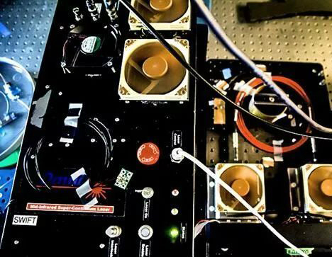 　　據(jù)麥姆斯咨詢報道，一款新的化學(xué)傳感器原型能夠在距離100英尺以外的地方檢測到“指紋痕量”的化學(xué)物質(zhì)和其它物質(zhì)，其開發(fā)者正在努力將其尺寸縮小到鞋盒大小。  圖片來自MEMS 　　該裝置有望識別痕量的毒品和爆炸物，并加速某些醫(yī)學(xué)樣品的分析