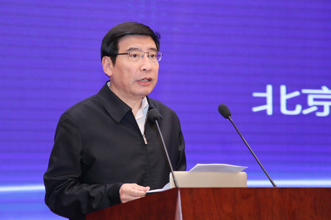 　　2017年12月26日，國家集成電路產(chǎn)業(yè)發(fā)展咨詢委員會專家會議在京召開。本次會議的主題為“智能時代，集成電路產(chǎn)業(yè)創(chuàng)新發(fā)展之路”，主要任務(wù)是：總結(jié)《國家集成電路產(chǎn)業(yè)發(fā)展推進綱要》實施以來取得的成效和經(jīng)驗，尋找差距和不足；圍繞5G、智能傳感、物聯(lián)網(wǎng)、人工智能等重大戰(zhàn)略需求，探討產(chǎn)業(yè)創(chuàng)新發(fā)展路徑，培育新動能；深刻理解中國特色社會主義進入新時代的本質(zhì)特征，適應(yīng)全球集成電路產(chǎn)業(yè)發(fā)展新形勢，研究提出我國集成電路產(chǎn)業(yè)發(fā)展的新思路、新任務(wù)、新舉措