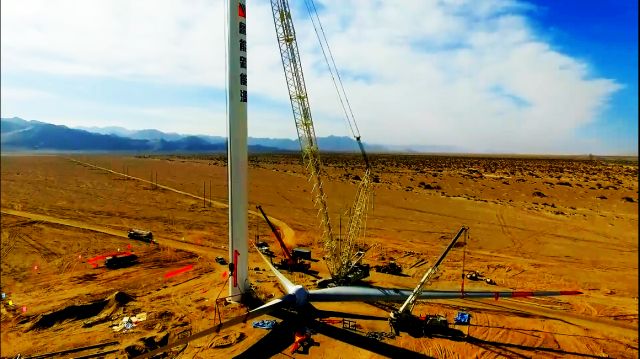 
	中國儲能網(wǎng)訊：2017年12月29日，魯能青海海西多能互補集成優(yōu)化示范工程中200兆瓦光伏發(fā)電項目和400兆瓦風(fēng)電項目并網(wǎng)發(fā)電！



	該項目于2017年7月25日開工建設(shè)，經(jīng)過魯能人5個多月抗高反、冒嚴(yán)寒的努力，一排排光伏板、風(fēng)機(jī)在昆侖山下生根，追光逐日，匯集清潔能源，注入大電網(wǎng)。


	


	風(fēng)光熱儲多能互補系統(tǒng)



	清潔能源，優(yōu)點是污染少、可再生，但卻有著“看天吃飯”的不穩(wěn)定性和局限性