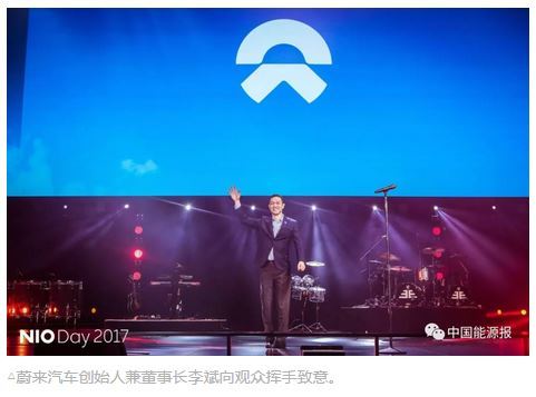 2017年12月15日，夜幕下的北京五棵松體育中心被藍(lán)色的燈光淹沒(méi)。繼樂(lè)視汽車(chē)之后，同一地點(diǎn)再次迎來(lái)了一家懷揣造車(chē)夢(mèng)的初創(chuàng)品牌——蔚來(lái)汽車(chē)在這里發(fā)布其首款量產(chǎn)電動(dòng)汽車(chē)ES8