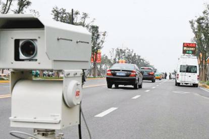 　　2017年12月26日，記者從河南漯河市臨潁縣交警大隊獲悉，為整治機動車和重型柴油車等移動污染源排放，減少尾氣排放對環(huán)境質(zhì)量的影響，臨潁縣保護局已在107國道南北通行入城口各裝一套固定式尾氣遙感檢測設(shè)備，目前已試運行。  (圖片來自網(wǎng)絡(luò)，侵刪) 　　據(jù)介紹，按照國家相關(guān)要求，對遙感檢測到的不合格車輛，將由交警隊攔下并引導(dǎo)至機動車人工檢測點，由第三方機動車尾氣檢測機構(gòu)二次檢測