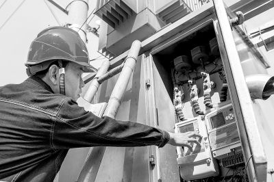 　　2017年12月29日，作為全國五個試點之一的江西鷹潭“多表合一”信息采集示范區(qū)正式通過國家電網(wǎng)公司驗收，標志著全國首個地級市主城區(qū)全部實現(xiàn)“多表合一”智能抄表和一單式繳費。記者獲悉，共計81266戶普通百姓切身感受到智慧新城、智能生活帶來的全新體驗