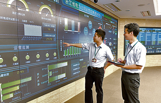 　　12月27日，國網(wǎng)浙江省電力有限公司2017年版鄉(xiāng)鎮(zhèn)供電所綜合業(yè)務(wù)監(jiān)控平臺上線使用，全面落實臺區(qū)經(jīng)理、指標到人、指標監(jiān)控等工作，推進營配業(yè)務(wù)末端融合，助力“全能型”鄉(xiāng)鎮(zhèn)供電所建設(shè)。 (圖片來自國網(wǎng)浙江省電力公司) 　　為明確各級對鄉(xiāng)鎮(zhèn)供電所的管理責(zé)任，國網(wǎng)浙江電力進一步細化“指標到人”體系