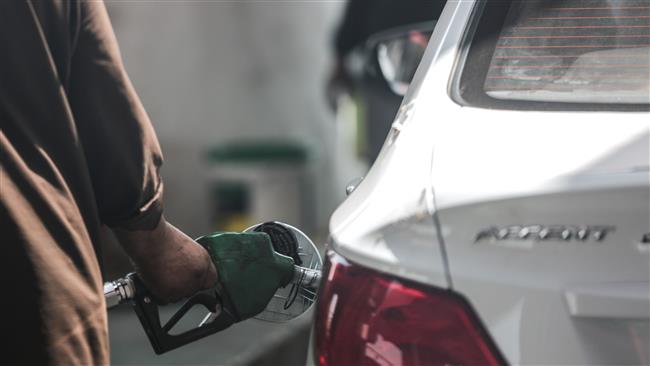 
            	沙特阿拉伯財(cái)政部近日表示，由于政府試圖抵消緊縮措施對(duì)經(jīng)濟(jì)停滯的影響，沙特阿拉伯正在計(jì)劃延長(zhǎng)削減能源補(bǔ)貼的時(shí)間表。根據(jù)財(cái)政部2018年預(yù)算計(jì)劃，與之前2020年的目標(biāo)相比，2018年至2025年期間，國(guó)內(nèi)汽油價(jià)格現(xiàn)在將逐漸達(dá)到國(guó)際水平，當(dāng)?shù)夭裼蛢r(jià)格也將逐漸上漲至同期國(guó)際價(jià)格的90％