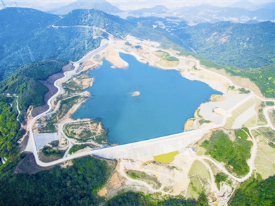 
	中國(guó)儲(chǔ)能網(wǎng)訊：近日，南方電網(wǎng)調(diào)峰調(diào)頻發(fā)電公司負(fù)責(zé)建設(shè)的深圳抽水蓄能電站（以下簡(jiǎn)稱(chēng)“深蓄電站”）首臺(tái)機(jī)組投產(chǎn)發(fā)電。該項(xiàng)目位于深圳市城區(qū)，是由南方電網(wǎng)公司投資建設(shè)的首個(gè)機(jī)組設(shè)備國(guó)產(chǎn)化項(xiàng)目，也是我國(guó)首個(gè)城市內(nèi)大型抽水蓄能項(xiàng)目