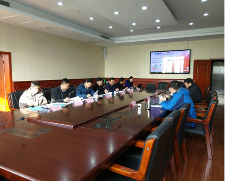 　　近日，受國家質(zhì)檢總局委托，湖北省質(zhì)監(jiān)局組織專家組對湖北省計量測試技術(shù)研究院承擔(dān)的三項國家質(zhì)檢總局科技計劃項目進行了驗收審查，認定該院提交的驗收資料齊全，項目任務(wù)書目標(biāo)扎實完成，同意項目通過驗收，并對驗收結(jié)果給予了較高評價。  圖為驗收現(xiàn)場 　　此次通過驗收的3項科技計劃項目中，“液壓式力標(biāo)準(zhǔn)機伺服系統(tǒng)控制與實現(xiàn)”項目通過對2MN液壓式力標(biāo)準(zhǔn)機伺服系統(tǒng)的創(chuàng)新性研究工作，形成了雙泵液壓控制核心技術(shù)，實現(xiàn)了力源的高精度及高穩(wěn)定性控制