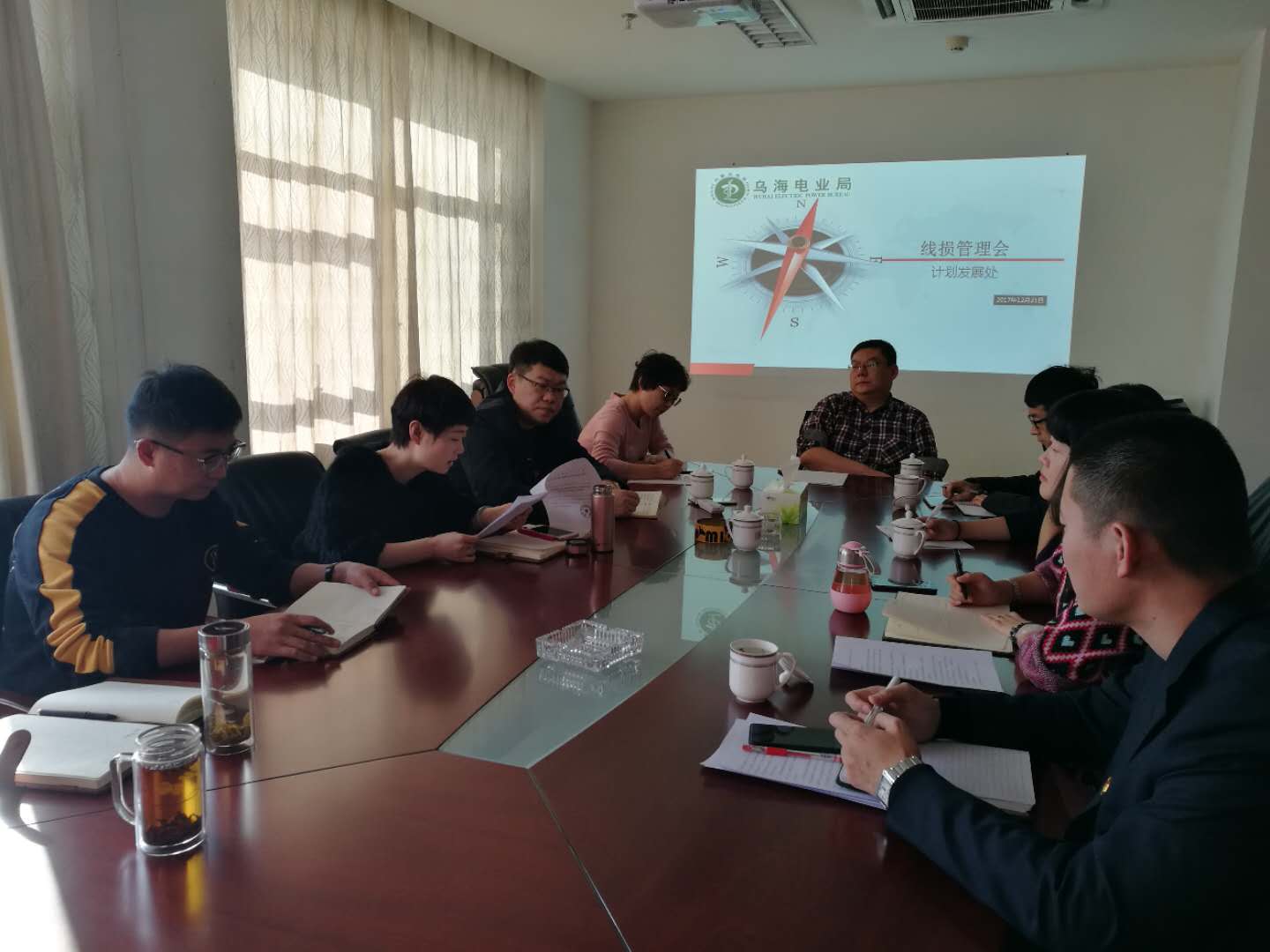                    　　近日,內(nèi)蒙古電力公司為了更好的反應電網(wǎng)損耗的真實情況,統(tǒng)一安排于2018年1月起實現(xiàn)供售電量同期抄表發(fā)行,統(tǒng)計周期確定在每月26日零點?！　鹾ｋ姌I(yè)局計劃發(fā)展處第一時間根據(jù)文件要求, 安排布置相關(guān)工作，牽頭營銷處、調(diào)度管理處、大用戶管理處，計量中心等相關(guān)部門集中討論，明確各部門職責,針對2018年實現(xiàn)供售同期抄表實施過程中從在的問題及注意事項進行了分析，并制定了相關(guān)機制措施