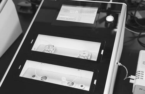 
            	雙通道生物分子界面分析儀便攜式生物分子界面分析儀藍藻常于夏季開始繁殖，并且暴發(fā)速度極快，中科院蘇州醫(yī)工所傳感創(chuàng)新中心研究員周連群和團隊研發(fā)了一款神奇的生物分子界面分析儀，可在看不到藍藻時，通過水樣微囊藻毒素檢測，快速檢測出其藻毒素變化，從而預(yù)先知道藍藻發(fā)展趨勢。近日，該款產(chǎn)品成功通過歐盟CE（EMC\LVD）和美國FCC（EMC）相關(guān)測試，獲得認證證書及報告