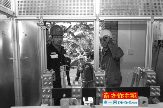 
	中國(guó)儲(chǔ)能網(wǎng)訊：2018年新年鐘聲敲響之際，南方電網(wǎng)廣東珠海供電局再度為粵港澳大灣區(qū)建設(shè)獻(xiàn)上一份“厚禮”，繼大萬(wàn)山島微電網(wǎng)項(xiàng)目之后，位于珠海的擔(dān)桿島微電網(wǎng)項(xiàng)目近日建成投產(chǎn)，成為廣東首個(gè)獨(dú)立型海島微電網(wǎng)項(xiàng)目。 


	從年初接到任務(wù)，到上島勘察設(shè)計(jì)、施工、投產(chǎn)……短短一年時(shí)間，珠海供電局積極踐行“人民電業(yè)為人民”的企業(yè)宗旨，發(fā)揮“工匠精神”和央企“頂梁柱”的作用，先后克服海島交通閉塞、施工條件復(fù)雜惡劣、氣候潮濕、施工難度大等重重困難與挑戰(zhàn)，在海島上架起了可靠的綠色電網(wǎng)，不僅為粵港澳大灣區(qū)建設(shè)和海島社會(huì)、經(jīng)