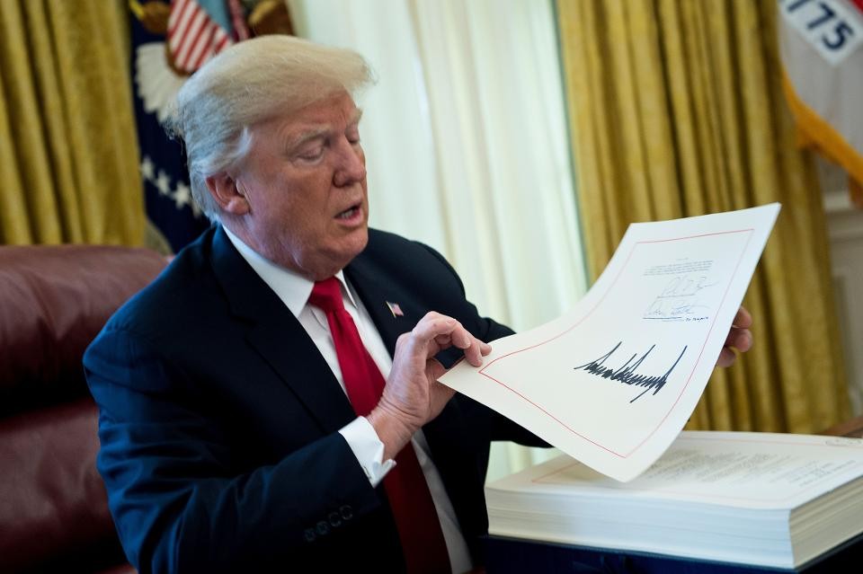 
            	2017年注定是全球能源行業(yè)不平凡的一年，石油價(jià)格回彈、可再生能源迅猛發(fā)展、傳統(tǒng)化石燃料企業(yè)向清潔能源轉(zhuǎn)型以及年底特朗普批準(zhǔn)的稅改等等。接下來(lái)，小編就為讀者盤(pán)點(diǎn)一下2017年北美市場(chǎng)十大能源新聞（按時(shí)間順序）：美國(guó)兩大輸油管線獲批就在任職后不久，美國(guó)總統(tǒng)特朗普就對(duì)兩個(gè)停滯不前的管道項(xiàng)目簽署了總統(tǒng)令，一個(gè)是被其前任奧巴馬拒絕的鑰石輸油管線，另一個(gè)就是達(dá)科他輸油管道Dakota Access Pipeline