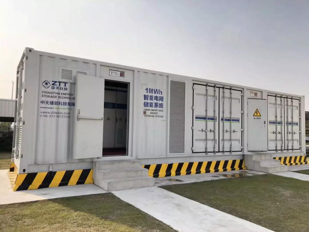 從2016年開(kāi)始，儲(chǔ)能行業(yè)暗潮涌動(dòng)、發(fā)展迅猛。據(jù)CNESA研究部統(tǒng)計(jì)，截至2016年底，中國(guó)儲(chǔ)能行業(yè)新增在建、規(guī)劃及投運(yùn)的項(xiàng)目總規(guī)模就已經(jīng)達(dá)到了1.6GW，此前的2015年，已投運(yùn)儲(chǔ)能項(xiàng)目的累計(jì)裝機(jī)規(guī)模才僅為這個(gè)數(shù)字的十分之一