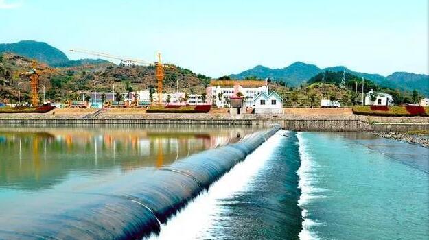 　　記者從浙江省溫嶺市水利局了解到，經(jīng)過近兩年建設，溫嶺“智慧水務”終端項目近日通過竣工驗收。其中水雨情監(jiān)測網(wǎng)作為該項目的重要組成部分，在原有80個各類水雨情監(jiān)測站點的基礎上，新增水庫(山塘)水雨情監(jiān)測點100個、雨量監(jiān)測點310個、村口河道(溪堤)水位監(jiān)測點251個、低洼積水監(jiān)測點40個、墑情監(jiān)測點16個等