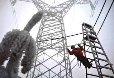 　　日前，南方電網(wǎng)廣西電網(wǎng)公司百色供電局往處于海拔較高、地形地勢復雜的110千伏隆西線129號桿塔安裝了覆冰監(jiān)測系統(tǒng)。  (圖片來自網(wǎng)絡，侵刪) 　　近期，天氣寒冷，灰蒙蒙的霧氣籠罩著山頭，該局輸電運維小組共8人登往129號桿塔的路上，伴著時而下起的細雨，一路的泥濘濕滑，來到桿塔下方已經(jīng)是上氣不接下氣