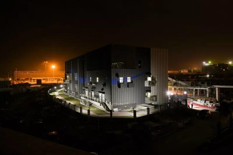 　　備受矚目的港珠澳大橋在2017年最后一天迎來歷史性的時刻。伴隨著橋體亮燈儀式上的一聲聲“倒數(shù)”，整個港珠澳大橋瞬間化身成宛巨型“火龍”， 燃亮了暗夜里的伶仃洋面，這也標志著港珠澳大橋正式具備了通車條件