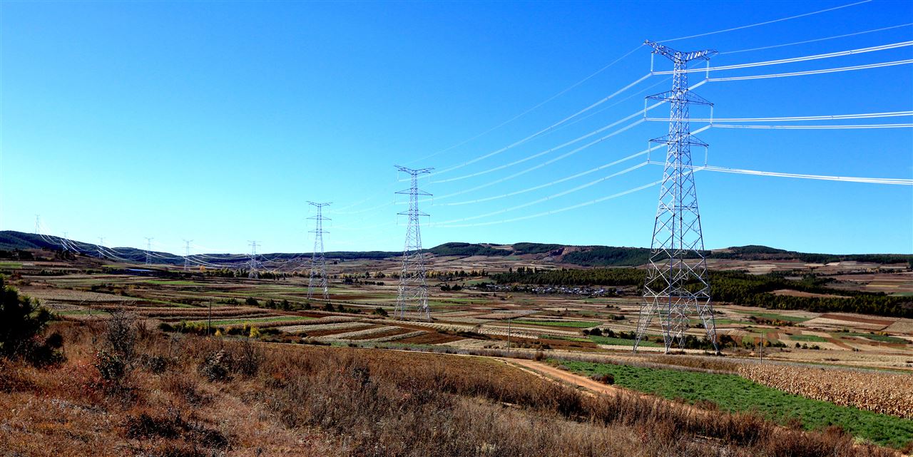 　　2017年12月31日7點(diǎn)29分，隨著云南西雙版納550千伏版納變一號主變第五次沖擊合格，500千伏版納變順利投產(chǎn)運(yùn)行，在云南電網(wǎng)公司的大力支持下，550千伏版納輸變電工程于2017年03月20日開工，500千伏版納輸變電工程由云南電網(wǎng)有限責(zé)任公司建設(shè)分公司負(fù)責(zé)建設(shè)，建設(shè)期間，版納供電局、建設(shè)分公司、送變電工程公司、電力建設(shè)監(jiān)理咨詢通力配合，克服了重重困難，未發(fā)生質(zhì)量、安全、人身傷亡、設(shè)備損壞事故，歷時(shí)短短9個(gè)月時(shí)間，工程于2017年12月圓滿竣工。  (圖片來自南方電網(wǎng))&nbs