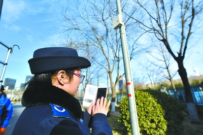 　　2018年1月3日，記者從北京市經(jīng)濟(jì)技術(shù)開發(fā)區(qū)獲悉，開發(fā)區(qū)已陸續(xù)布設(shè)129個(gè)空氣質(zhì)量小微站，這些24小時(shí)在線的空氣微站組成的“天網(wǎng)”將實(shí)時(shí)監(jiān)測PM2.5。  環(huán)保執(zhí)法人員正在使用手機(jī)APP觀測環(huán)境數(shù)據(jù)