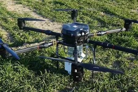 　　現(xiàn)在使用的多種大氣環(huán)境垂直檢測(cè)方法，如大氣邊界層塔、有人飛機(jī)、氣球、汽艇等，存在高度通常在300米以下、多見(jiàn)于城市地區(qū)、抗風(fēng)能力和移動(dòng)性差、單次運(yùn)行成本高等缺點(diǎn)，無(wú)法滿足新時(shí)期大氣污染研究的需求。  　　首鋼研發(fā)的無(wú)人機(jī)在機(jī)動(dòng)性和靈活性上有效彌補(bǔ)了上述所有缺陷，真正做到動(dòng)態(tài)性和立體性