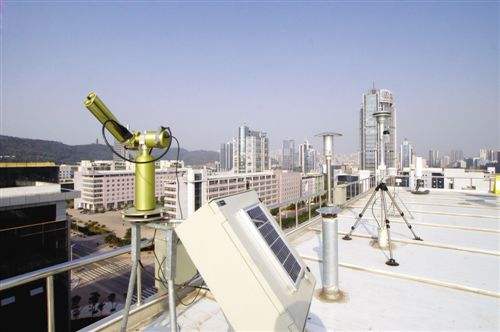 　　民生無(wú)小事，大氣污染防治是老百姓十分關(guān)注的問(wèn)題，要讓市民看到更多藍(lán)天、呼吸到更加清新的空氣。山西省政協(xié)委員、羅克佳華科技集團(tuán)工會(huì)主席蔡凝建議：積極構(gòu)建山西省各市生態(tài)(大氣)環(huán)境監(jiān)測(cè)平臺(tái)，摸清影響大氣環(huán)境變化的底數(shù)，精準(zhǔn)持續(xù)發(fā)力，做實(shí)做好大氣污染綜合治理工作