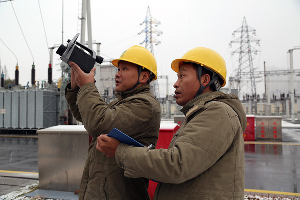 
            	1月4日，國(guó)網(wǎng)東臺(tái)市供電公司東臺(tái)變電運(yùn)維班員工在寒冷的雪花中，對(duì)110千伏東臺(tái)變電站進(jìn)行巡視檢查，確保惡劣天氣下變電設(shè)備安全運(yùn)行。3日，東臺(tái)市供電公司積極應(yīng)對(duì)大雪寒潮襲擊降溫天氣,組織變電、線路運(yùn)維人員，對(duì)管理區(qū)域內(nèi)的28座變電站和電力線路進(jìn)行特巡檢查，發(fā)現(xiàn)問(wèn)題即時(shí)處理，確保電網(wǎng)安全運(yùn)行