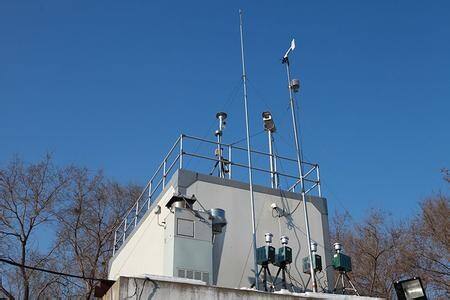 　　新疆昌吉市邀請(qǐng)自治區(qū)、州專家召開昌吉市環(huán)境空氣自動(dòng)監(jiān)測(cè)站驗(yàn)收會(huì)，對(duì)今年新增的兩座環(huán)境空氣質(zhì)量自動(dòng)監(jiān)測(cè)站進(jìn)行驗(yàn)收。  (圖片來(lái)自網(wǎng)絡(luò)，侵刪) 　　新疆昌吉市空氣自動(dòng)站新增項(xiàng)目于2017年6月中旬啟動(dòng)，通過(guò)監(jiān)測(cè)點(diǎn)位選址、公開招標(biāo)、站房建設(shè)、監(jiān)測(cè)儀器安裝調(diào)試、數(shù)據(jù)聯(lián)網(wǎng)傳輸，于8月建設(shè)完成，投入試運(yùn)行