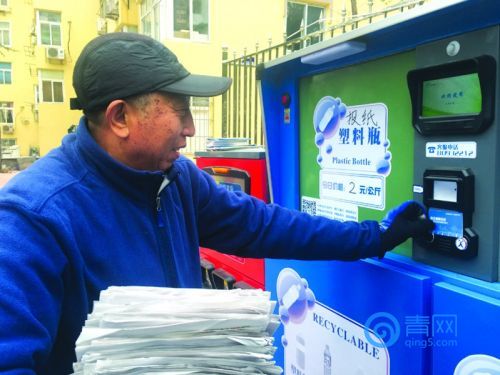 
            	居民將分類(lèi)好的物品投入回收箱。于波攝昨日，住建部印發(fā)通知，加快推進(jìn)部分重點(diǎn)城市生活垃圾分類(lèi)工作，明確工作目標(biāo)，量化工作任務(wù)