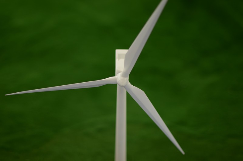 
            	站在風(fēng)電發(fā)展新的十字路口，告別了爆發(fā)增長(zhǎng)期的風(fēng)電會(huì)否迎來(lái)“寒冬”？“棄風(fēng)限電”頑疾之下，如何開(kāi)辟風(fēng)電新藍(lán)海？以空間換時(shí)間的低風(fēng)速、“撿芝麻”的分散式風(fēng)電、補(bǔ)貼焦慮催生的平價(jià)預(yù)期、智能化的未來(lái)暢想……風(fēng)電行業(yè)漂亮的成績(jī)單背后，難掩市場(chǎng)變化的暗潮洶涌。風(fēng)格一向低調(diào)的明陽(yáng)智能如何應(yīng)對(duì)？近日，《能源》雜志記者與明陽(yáng)智能執(zhí)行總裁兼首席技術(shù)官?gòu)垎?yīng)深入探討了風(fēng)電的困局，以及海上風(fēng)電新風(fēng)口、智能化發(fā)展等議題，一窺將穩(wěn)健路線奉為萬(wàn)能“法寶”，強(qiáng)調(diào)“知行合一”，腳踏實(shí)地做好技術(shù)研發(fā)的明陽(yáng)智能，如