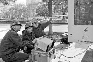 　　2017年12月28日，江西永修縣供電公司員工調(diào)試30條10千伏主干線新增加的故障指示器，提升配電自動(dòng)化系統(tǒng)故障定位的精準(zhǔn)性。這是九江市、縣配電自動(dòng)化率先在江西實(shí)現(xiàn)全覆蓋后，加快提升自動(dòng)化整體水平的具體體現(xiàn)