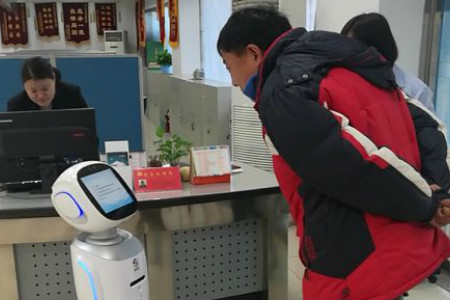　　北京順義區(qū)首個(gè)智能政務(wù)服務(wù)機(jī)器人在順義區(qū)投資服務(wù)中心“上崗”。機(jī)器人不但可以進(jìn)行口頭互動(dòng)咨詢，還可以通過(guò)推送圖片、播放視頻等方式向辦事群眾提供政務(wù)服務(wù)流程