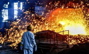 
            	近日，工業(yè)和信息化部原材料工業(yè)司發(fā)文強調(diào)，2018年要繼續(xù)堅定不移抓好鋼鐵去產(chǎn)能工作，力爭提前完成“十三五”去產(chǎn)能的上限目標，嚴禁以任何理由新增鋼鐵產(chǎn)能。2017年，在相關(guān)部門、地方、協(xié)會、企業(yè)的共同努力下，鋼鐵行業(yè)發(fā)展環(huán)境不斷完善