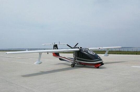 　　2017年12月26日，由廣西鐵投集團(tuán)投資設(shè)立的四川騰盾科技有限公司聯(lián)合國(guó)內(nèi)知名物流企業(yè)順豐速運(yùn)公司，在云南某機(jī)場(chǎng)開展首次大型無(wú)人機(jī)應(yīng)急物資快速投遞演示驗(yàn)證飛行，并取得圓滿成功。此次飛行將作為全球首次無(wú)人機(jī)空投物資成功案例載入民用無(wú)人機(jī)發(fā)展史冊(cè)