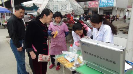 　　記者從內(nèi)蒙古自治區(qū)包頭市食藥監(jiān)局獲悉，自2017年7月12日啟動(dòng)農(nóng)貿(mào)市場(chǎng)食品監(jiān)督快檢全覆蓋工程以來(lái)，包頭市在48個(gè)農(nóng)貿(mào)市場(chǎng)共檢測(cè)食用農(nóng)產(chǎn)品30576批次，其中合格30533批次，不合格43批次，其中，農(nóng)殘不合格19批次、獸殘不合格3批次、病害肉不合格21批次，合格率為99.86%。針對(duì)抽檢不合格的食用農(nóng)產(chǎn)品，食品藥品監(jiān)管部門已對(duì)其進(jìn)行了下架銷毀，并溯源處理