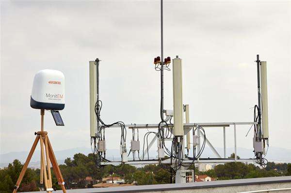 　　日前，云南昆明北市區(qū)220千伏金刀營(yíng)變電站裝設(shè)，并投運(yùn)了云南省第一個(gè)電磁環(huán)境監(jiān)測(cè)系統(tǒng)，實(shí)現(xiàn)變電站電磁環(huán)境實(shí)時(shí)在線監(jiān)測(cè)，向周圍公眾進(jìn)行公開展示。  (圖片來(lái)自網(wǎng)絡(luò)，侵刪) 　　據(jù)悉，金刀營(yíng)變電站位于昆明市北市區(qū)金菊路金泉汽車廣場(chǎng)旁，現(xiàn)有主變壓器共3臺(tái)，日均輸送電量720萬(wàn)千瓦時(shí)，承擔(dān)著昆明市北市區(qū)廣大居民生產(chǎn)、生活用電，其中居民用電占比約83%，同時(shí)還為政府機(jī)構(gòu)、軌道交通、自來(lái)水廠等重要用戶供電