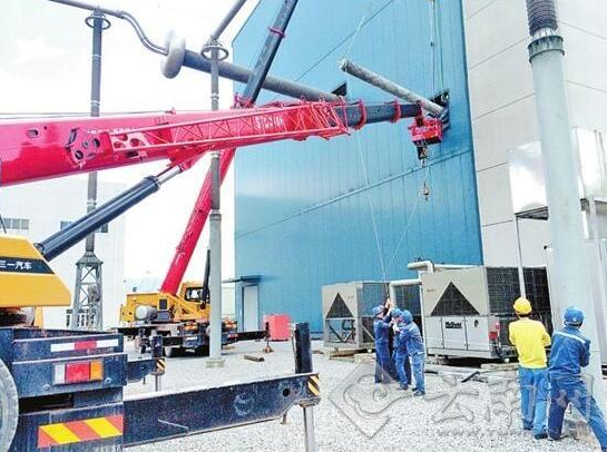 
            	昆明局普洱換流站“錯峰”完成停電檢修楚穗直流停電檢修中，線路人員對陶瓷絕緣子運行情況進行檢查。楚雄換流站為建設清潔美麗的中國奉獻云南力量，作為我國重要的清潔能源和西電東送基地，云南依托豐富的水電資源，將西部能源資源優(yōu)勢轉化為經濟優(yōu)勢，著力推進 “西部大開發(fā)”的標志性工程“西電東送”，不斷減輕環(huán)境和運輸壓力，對于合理配置資源、優(yōu)化能源結構、促進我國社會經濟可持續(xù)發(fā)展具有戰(zhàn)略意義