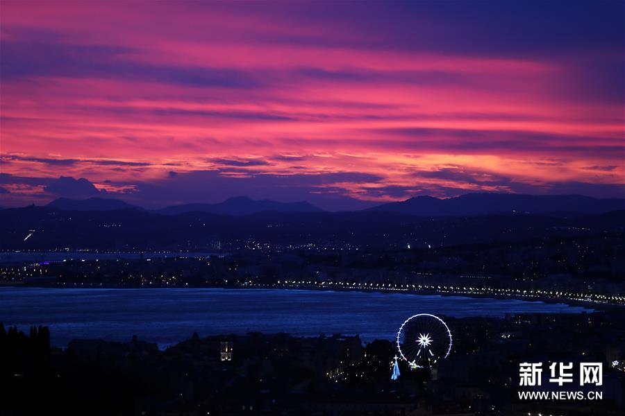 
            	這是1月3日拍攝的法國(guó)城市尼斯的黃昏。法國(guó)國(guó)家電網(wǎng)運(yùn)營(yíng)商3日說(shuō)，由于“埃莉諾”風(fēng)暴肆虐，當(dāng)天上午法國(guó)境內(nèi)約20萬(wàn)戶家庭遭遇停電，停電的家庭集中在法國(guó)的北部和東部
