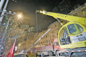 　　行走在北京景山大街、崇文門大街、兩廣路沿線等多條主干道路和支路胡同，不經(jīng)意間，電力線、通信線混雜而成的黑色“空中蜘蛛網(wǎng)”正從我們的視線中消失，紅墻黃瓦下，北京城的藍天美得更加純粹。

　　架空線入地 首都更美麗

　　2017年12月27日，北京西城區(qū)南線閣街架空線入地施工現(xiàn)場