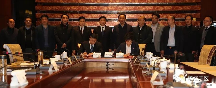 
	中國儲能網(wǎng)訊：1月3日下午，東風力神動力電池系統(tǒng)項目簽約儀式在湖北十堰舉行。十堰經(jīng)濟技術(shù)開發(fā)區(qū)與天津力神電池股份有限公司簽訂《東風力神動力電池系統(tǒng)項目協(xié)議》