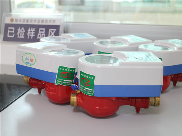 　　為確保電能表、水表、燃?xì)獗?以下簡稱“民用三表”)等計量器具的量值準(zhǔn)確可靠，自2017年11月起, 安徽省安慶市工商質(zhì)監(jiān)局在全市范圍內(nèi)，對最貼近廣大消費(fèi)者利益的“民用三表”進(jìn)行了為期一個月的計量專項監(jiān)督檢查。  (圖片來自海南質(zhì)量技術(shù)監(jiān)督標(biāo)準(zhǔn)與信息所) 　　民用三表是社會生產(chǎn)和百姓生活中最常見且被廣泛使用的計量器具，也是國家重點(diǎn)管理的計量器具