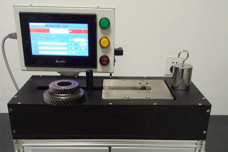 　　近日，浙江省計量院國家海洋油氣資源開發(fā)裝備產(chǎn)業(yè)計量中心(籌)自主研發(fā)的花鍵產(chǎn)品大徑和M值測量設(shè)備正式交付企業(yè)使用，助力企業(yè)轉(zhuǎn)型升級。  　　齒輪是船舶動力系統(tǒng)主要傳動機(jī)構(gòu)，由于企業(yè)齒輪模數(shù)檢測需要每個都檢，檢測量大，急需一臺能夠快速檢測齒輪模數(shù)的計量測試儀器