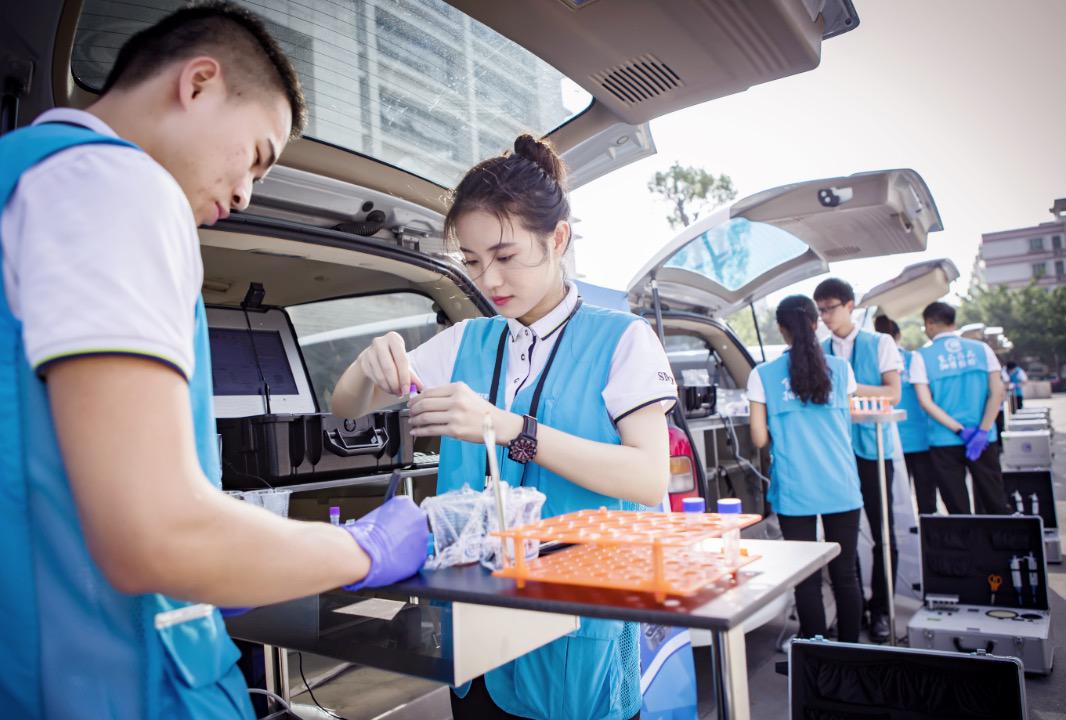 　　1月3日上午，廣東省深圳市南山區(qū)召開創(chuàng)建國家食品安全示范城市暨“一街一車一室”建設(shè)推進(jìn)會，要求各單位抓重點(diǎn)、出實(shí)效，提前完成“一街一車一室”的建設(shè)工作，打造與南山經(jīng)濟(jì)社會發(fā)展相匹配的食品安全環(huán)境。  （圖片來自深圳市計量質(zhì)量檢測研究院） 　　食品安全工作事關(guān)人民群眾切身利益，事關(guān)經(jīng)濟(jì)發(fā)展大局和社會和諧穩(wěn)定