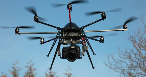 　　2017年12月26號晚，廣東省東莞市麻涌環(huán)保分局邀請了專業(yè)的氣體監(jiān)測無人機(jī)，對麻涌片區(qū)的大排量企業(yè)進(jìn)行氣體數(shù)據(jù)分析。先進(jìn)的無人飛機(jī)在麻涌高空巡邏，對片區(qū)環(huán)境質(zhì)量進(jìn)行調(diào)查，均未發(fā)現(xiàn)異常情況