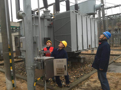 
            	1月4日晚20：22分，岳陽市華容縣供電公司調度向岳陽地調正式匯報：“110千伏桃毛線覆冰已融化，線路具備復電條件”，標志著110千伏桃毛線融冰取得圓滿成功！這是岳陽電網自2008年以來首次對110千伏線路實施低壓交流融冰。連日來，岳陽地區(qū)寒潮來襲，在平江、岳陽縣等高寒山區(qū)出現明顯覆冰情況，尤其是位于華容東山鎮(zhèn)的桃花山區(qū)域，由于地形特殊，加之連日凍雨，到1月4日下午15時，桃花山風電場送出線路110千伏桃毛線覆冰已達10mm，嚴重影響線路安全運行