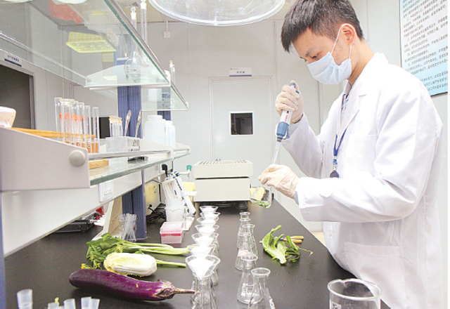 　　2018年1月4日，北京市食藥監(jiān)局披露，2017年北京市已清理無照無證餐飲單位1.2萬余家，下架有食安風(fēng)險的“五毛零食”6.1噸，查扣銷毀問題牛羊肉近30噸。根據(jù)市委、市政府最新發(fā)布的《北京市落實(shí)食品安全黨政同責(zé)的意見》，北京市黨政部門對食品安全監(jiān)管還將加碼，以便更好地保障市民“舌尖上的安全”