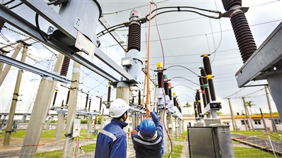 
            	電力工作者在維護電網安全運行。廣報全媒體記者廖雪明攝在與國內外城市的發(fā)展競爭中，廣州已經走過了跟跑階段，正轉入并跑和領跑階段，具備打造國際一流城市的底氣和條件